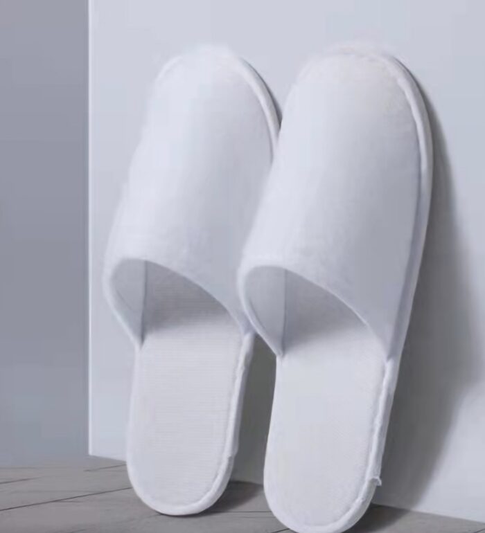 DISPOSABLE SLIPPERS
